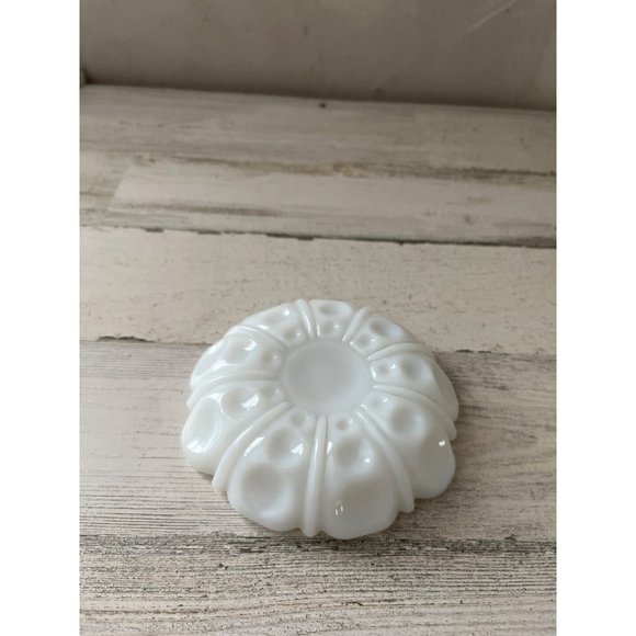 Vintage Anchor Hocking milk glass scalloped edge ashtray - Picture 2 of 3
